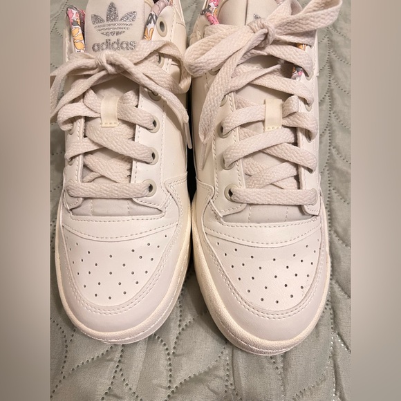 Converse Sneakers with Floral Details - Picture 3 of 8